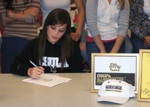 Domingues signs to soar with Eagles
